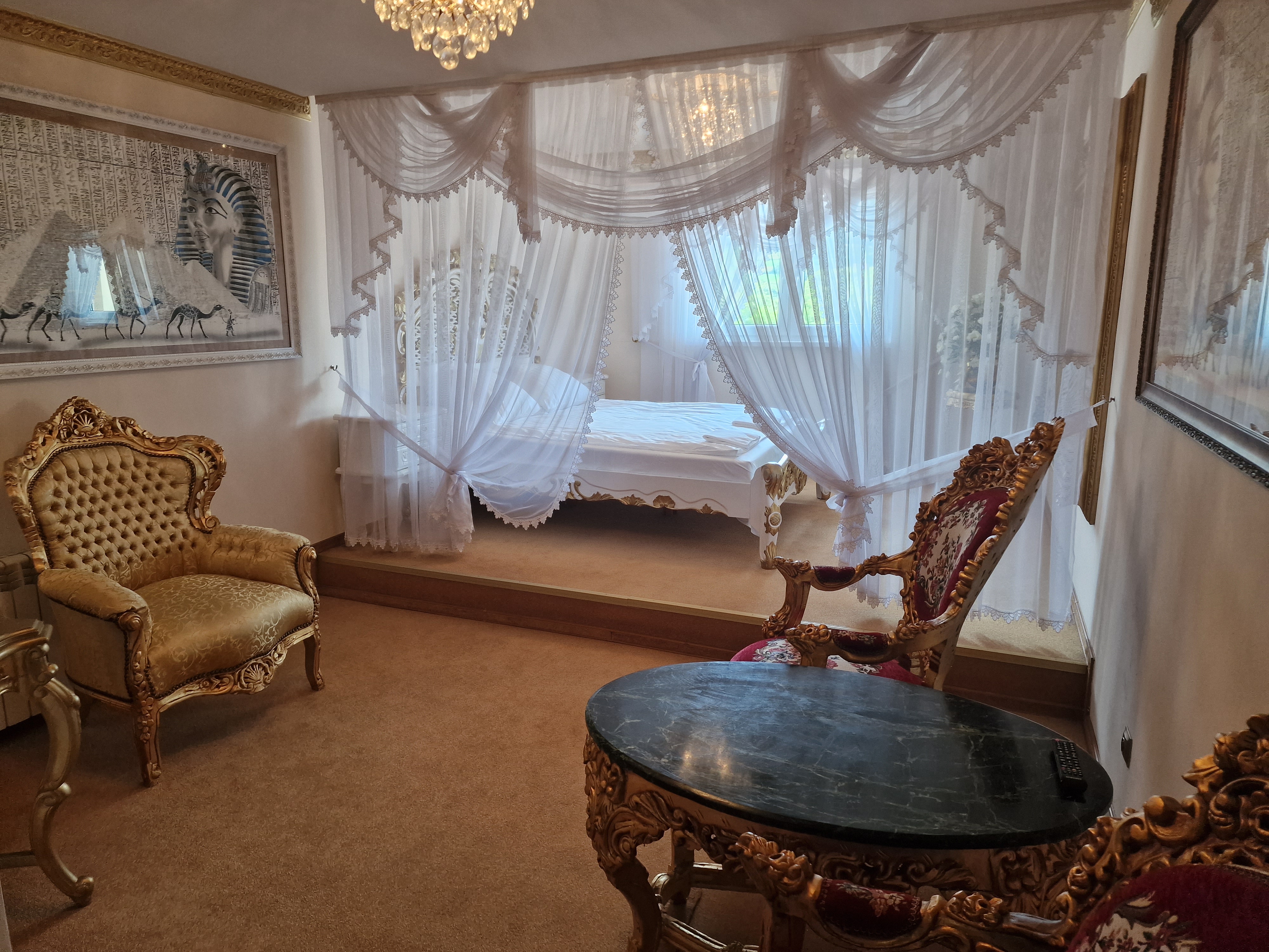 Elegancki Apartament dla Młodej Pary ze złotym lustrem